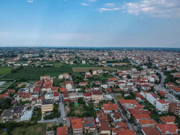 Yunanistan 'ın Pieria kentindeki Katerini kentinin üzerinde havadan panoramik manzara
