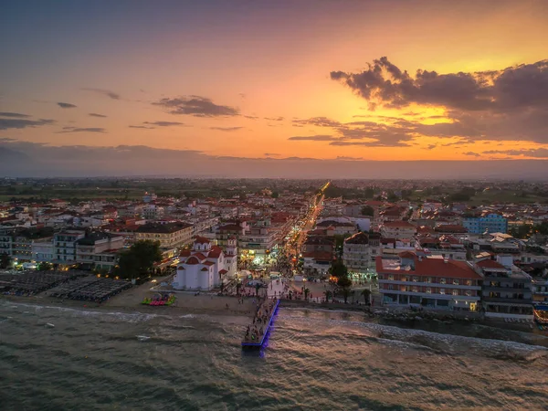 Yunanistan 'ın Paralia Katerini kıyı kasabasının üzerindeki hava manzarası gün batımında. Pieria, orta Makedonya, Yunanistan ve Avrupa 'daki Katerini kentinden yaklaşık 8 km uzaklıkta yer alıyor..