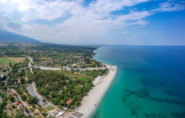 Sahil kenti Paralia Katerini üzerindeki uçsuz bucaksız sahil - Pieria, Orta Makedonya, Yunanistan 'ın havadan panoramik manzarası