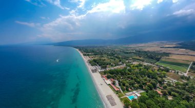 Sahil kenti Paralia Katerini üzerindeki uçsuz bucaksız sahil - Pieria, Orta Makedonya, Yunanistan 'ın havadan panoramik manzarası