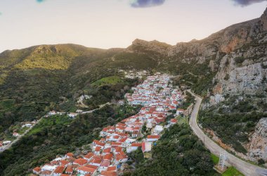 Yunanistan 'ın Malea Burnu yakınlarındaki tarihi Bizans köyü Velanidia' nın panoramik manzarası. Köyün üstündeki mağarada Zoodochos Pighi 'nin Kutsal Manastırı görülüyor. Laconia Moreloponnese, Yunanistan