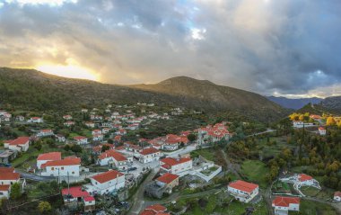 Kışın Kremasti, Laconia 'nın pitoresk dağlık köyünün hava panoramik manzarası. Köy Yunanistan 'ın güneyindeki Parnon sıradağları, Moreloponnese, Yunanistan' da yer alır.