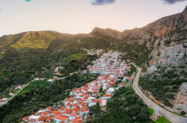 Yunanistan 'ın Malea Burnu yakınlarındaki tarihi Bizans köyü Velanidia' nın panoramik manzarası. Köyün üstündeki mağarada Zoodochos Pighi 'nin Kutsal Manastırı görülüyor. Laconia Moreloponnese, Yunanistan