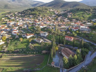 Kış boyunca Apidia, Laconia 'nın pitoresk dağlık köyünün hava panoramik manzarası. Köy, Yunanistan 'ın Moreloponnese kentinin bir bölümü olan Laconia bölgesindeki Yunanistan' ın güneydoğusunda yer alıyor.