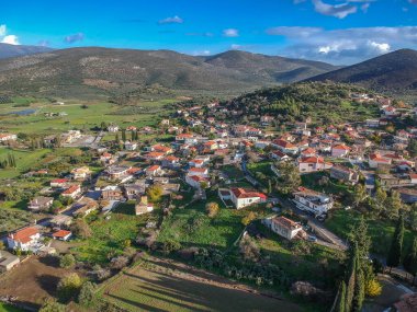 Kış boyunca Apidia, Laconia 'nın pitoresk dağlık köyünün hava panoramik manzarası. Köy, Yunanistan 'ın Moreloponnese kentinin bir bölümü olan Laconia bölgesindeki Yunanistan' ın güneydoğusunda yer alıyor.