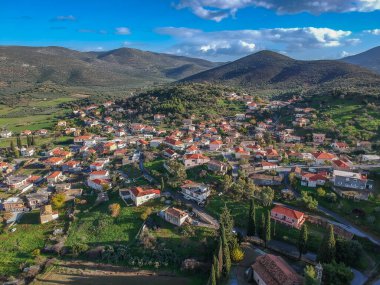 Kış boyunca Apidia, Laconia 'nın pitoresk dağlık köyünün hava panoramik manzarası. Köy, Yunanistan 'ın Moreloponnese kentinin bir bölümü olan Laconia bölgesindeki Yunanistan' ın güneydoğusunda yer alıyor.