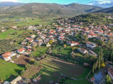 Kış boyunca Apidia, Laconia 'nın pitoresk dağlık köyünün hava panoramik manzarası. Köy, Yunanistan 'ın Moreloponnese kentinin bir bölümü olan Laconia bölgesindeki Yunanistan' ın güneydoğusunda yer alıyor.