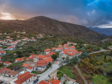 Kışın Kremasti, Laconia 'nın pitoresk dağlık köyünün hava panoramik manzarası. Köy Yunanistan 'ın güneyindeki Parnon sıradağları, Moreloponnese, Yunanistan' da yer alır.