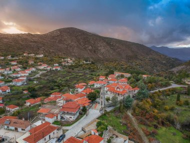 Kışın Kremasti, Laconia 'nın pitoresk dağlık köyünün hava panoramik manzarası. Köy Yunanistan 'ın güneyindeki Parnon sıradağları, Moreloponnese, Yunanistan' da yer alır.