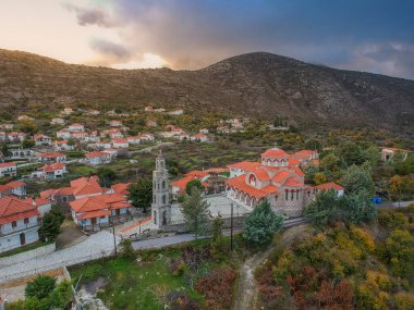 Kışın Kremasti, Laconia 'nın pitoresk dağlık köyünün hava panoramik manzarası. Köy Yunanistan 'ın güneyindeki Parnon sıradağları, Moreloponnese, Yunanistan' da yer alır.