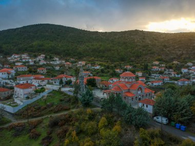 Kışın Kremasti, Laconia 'nın pitoresk dağlık köyünün hava panoramik manzarası. Köy Yunanistan 'ın güneyindeki Parnon sıradağları, Moreloponnese, Yunanistan' da yer alır.