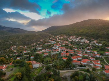 Kışın Kremasti, Laconia 'nın pitoresk dağlık köyünün hava panoramik manzarası. Köy Yunanistan 'ın güneyindeki Parnon sıradağları, Moreloponnese, Yunanistan' da yer alır.