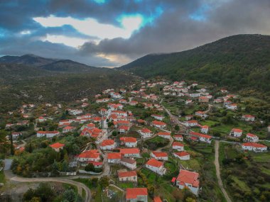 Kışın Kremasti, Laconia 'nın pitoresk dağlık köyünün hava panoramik manzarası. Köy Yunanistan 'ın güneyindeki Parnon sıradağları, Moreloponnese, Yunanistan' da yer alır.