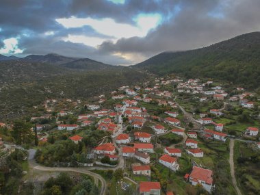 Kışın Kremasti, Laconia 'nın pitoresk dağlık köyünün hava panoramik manzarası. Köy Yunanistan 'ın güneyindeki Parnon sıradağları, Moreloponnese, Yunanistan' da yer alır.