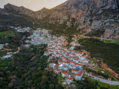 Yunanistan 'ın Malea Burnu yakınlarındaki tarihi Bizans köyü Velanidia' nın panoramik manzarası. Köyün üstündeki mağarada Zoodochos Pighi 'nin Kutsal Manastırı görülüyor. Laconia Moreloponnese, Yunanistan