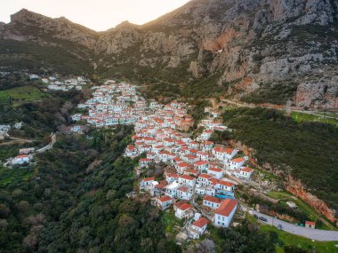 Yunanistan 'ın Malea Burnu yakınlarındaki tarihi Bizans köyü Velanidia' nın panoramik manzarası. Köyün üstündeki mağarada Zoodochos Pighi 'nin Kutsal Manastırı görülüyor. Laconia Moreloponnese, Yunanistan