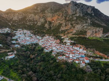 Yunanistan 'ın Malea Burnu yakınlarındaki tarihi Bizans köyü Velanidia' nın panoramik manzarası. Köyün üstündeki mağarada Zoodochos Pighi 'nin Kutsal Manastırı görülüyor. Laconia Moreloponnese, Yunanistan