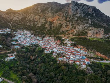 Yunanistan 'ın Malea Burnu yakınlarındaki tarihi Bizans köyü Velanidia' nın panoramik manzarası. Köyün üstündeki mağarada Zoodochos Pighi 'nin Kutsal Manastırı görülüyor. Laconia Moreloponnese, Yunanistan