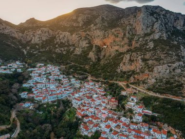 Yunanistan 'ın Malea Burnu yakınlarındaki tarihi Bizans köyü Velanidia' nın panoramik manzarası. Köyün üstündeki mağarada Zoodochos Pighi 'nin Kutsal Manastırı görülüyor. Laconia Moreloponnese, Yunanistan