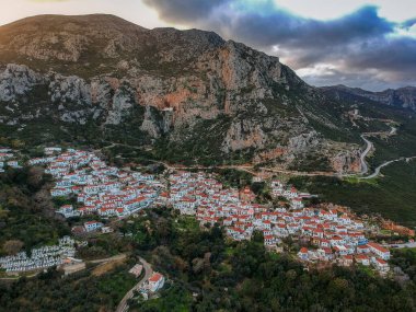 Yunanistan 'ın Malea Burnu yakınlarındaki tarihi Bizans köyü Velanidia' nın panoramik manzarası. Köyün üstündeki mağarada Zoodochos Pighi 'nin Kutsal Manastırı görülüyor. Laconia Moreloponnese, Yunanistan