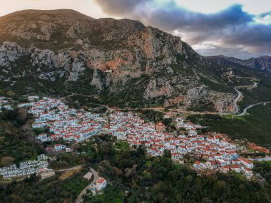 Yunanistan 'ın Malea Burnu yakınlarındaki tarihi Bizans köyü Velanidia' nın panoramik manzarası. Köyün üstündeki mağarada Zoodochos Pighi 'nin Kutsal Manastırı görülüyor. Laconia Moreloponnese, Yunanistan