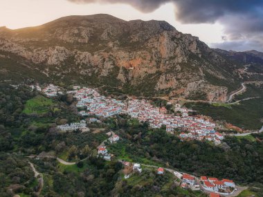 Yunanistan 'ın Malea Burnu yakınlarındaki tarihi Bizans köyü Velanidia' nın panoramik manzarası. Köyün üstündeki mağarada Zoodochos Pighi 'nin Kutsal Manastırı görülüyor. Laconia Moreloponnese, Yunanistan