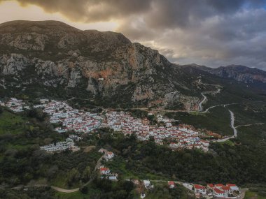 Yunanistan 'ın Malea Burnu yakınlarındaki tarihi Bizans köyü Velanidia' nın panoramik manzarası. Köyün üstündeki mağarada Zoodochos Pighi 'nin Kutsal Manastırı görülüyor. Laconia Moreloponnese, Yunanistan