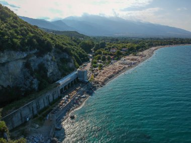 Yunanistan 'ın Pieria kentindeki ünlü Panteleimonas plajının üzerindeki hava manzarası