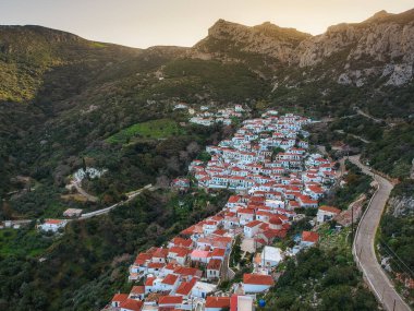 Yunanistan 'ın Malea Burnu yakınlarındaki tarihi Bizans köyü Velanidia' nın panoramik manzarası. Köyün üstündeki mağarada Zoodochos Pighi 'nin Kutsal Manastırı görülüyor. Laconia Moreloponnese, Yunanistan
