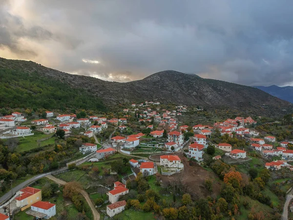 冬の間に絵のように美しい山間の村クレマスティ ラコニアの空中パノラマビュー 村はパルノン山脈のギリシャ南部に位置しています ペロポネソス ギリシャ — ストック写真