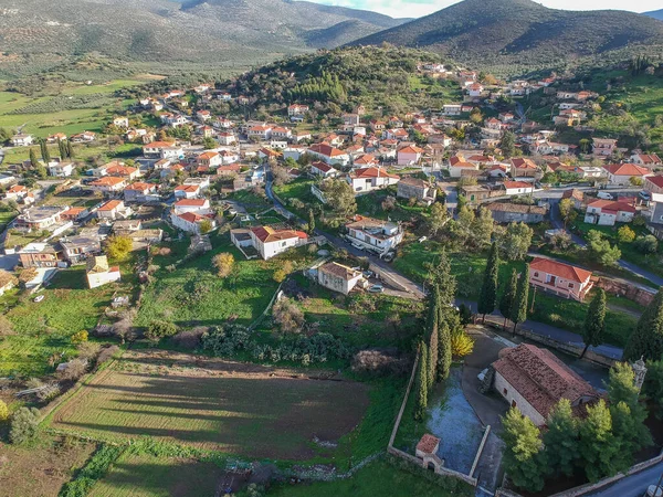 Kış boyunca Apidia, Laconia 'nın pitoresk dağlık köyünün hava panoramik manzarası. Köy, Yunanistan 'ın Moreloponnese kentinin bir bölümü olan Laconia bölgesindeki Yunanistan' ın güneydoğusunda yer alıyor.