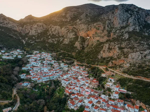 Yunanistan 'ın Malea Burnu yakınlarındaki tarihi Bizans köyü Velanidia' nın panoramik manzarası. Köyün üstündeki mağarada Zoodochos Pighi 'nin Kutsal Manastırı görülüyor. Laconia Moreloponnese, Yunanistan
