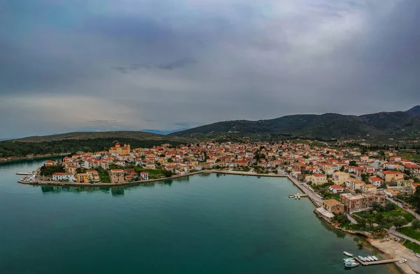 从风景如画的Galaxidi或Galaxeidi渔村鸟瞰全景 它是一个著名的沿海村庄 也是希腊弗洛西斯南部的一个前市政当局 — 图库照片