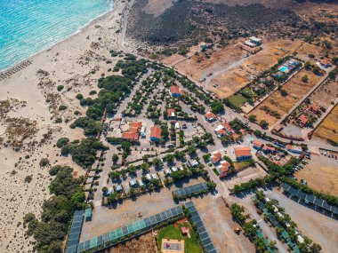 Elafonisos Adası, Laconia, Yunanistan 'daki Simos Kamp Elafonisos ve Bungalovları üzerindeki hava manzarası