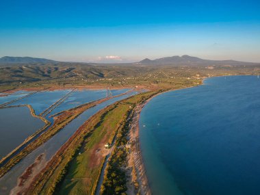 Navarino Körfezi yakınlarındaki Divari plajında panoramik hava manzarası, Gialova. Akdeniz Avrupa 'sındaki en iyi plajlardan biridir. Voidokilia yakınlarındaki güzel göl, Messinia, Yunanistan.
