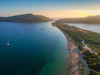 Navarino Körfezi yakınlarındaki Divari plajında panoramik hava manzarası, Gialova. Akdeniz Avrupa 'sındaki en iyi plajlardan biridir. Voidokilia yakınlarındaki güzel göl, Messinia, Yunanistan.