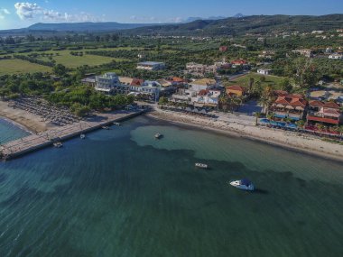 Navarino Körfezi yakınlarındaki Divari plajında panoramik hava manzarası, Gialova. Akdeniz Avrupa 'sındaki en iyi plajlardan biridir. Voidokilia yakınlarındaki güzel göl, Messinia, Yunanistan.