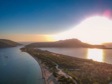 Navarino Körfezi yakınlarındaki Divari plajında panoramik hava manzarası, Gialova. Akdeniz Avrupa 'sındaki en iyi plajlardan biridir. Voidokilia yakınlarındaki güzel göl, Messinia, Yunanistan.