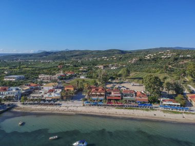 Navarino Körfezi 'ndeki Gialova sahil şehri üzerinde panoramik hava manzarası. Yunanistan 'ın Messenia kentindeki en iyi turistik yerlerden biridir..