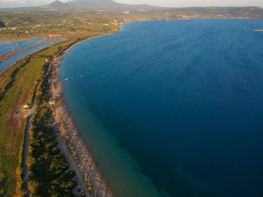 Navarino Körfezi yakınlarındaki Divari plajında panoramik hava manzarası, Gialova. Akdeniz Avrupa 'sındaki en iyi plajlardan biridir. Voidokilia yakınlarındaki güzel göl, Messinia, Yunanistan.