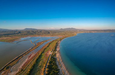 Navarino Körfezi yakınlarındaki Divari plajında panoramik hava manzarası, Gialova. Akdeniz Avrupa 'sındaki en iyi plajlardan biridir. Voidokilia yakınlarındaki güzel göl, Messinia, Yunanistan.