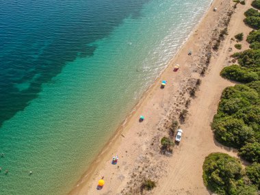 Navarino Körfezi yakınlarındaki Divari plajında panoramik hava manzarası, Gialova. Akdeniz Avrupa 'sındaki en iyi plajlardan biridir. Voidokilia yakınlarındaki güzel göl, Messinia, Yunanistan.