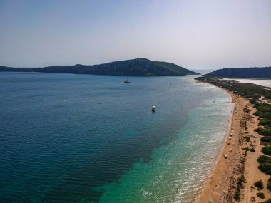 Navarino Körfezi yakınlarındaki Divari plajında panoramik hava manzarası, Gialova. Akdeniz Avrupa 'sındaki en iyi plajlardan biridir. Voidokilia yakınlarındaki güzel göl, Messinia, Yunanistan.