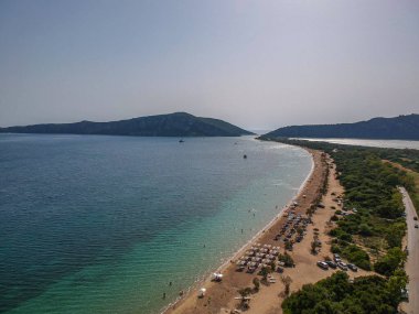 Navarino Körfezi yakınlarındaki Divari plajında panoramik hava manzarası, Gialova. Akdeniz Avrupa 'sındaki en iyi plajlardan biridir. Voidokilia yakınlarındaki güzel göl, Messinia, Yunanistan.