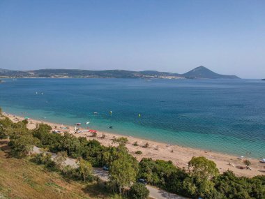 Navarino Körfezi yakınlarındaki Divari plajında panoramik hava manzarası, Gialova. Akdeniz Avrupa 'sındaki en iyi plajlardan biridir. Voidokilia yakınlarındaki güzel göl, Messinia, Yunanistan.