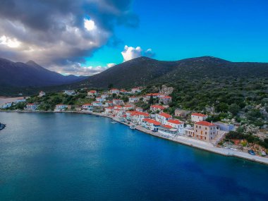Yunanistan 'ın Laconia kentindeki resim gibi bir balıkçı kasabası olan Ierakas veya Gerakas' ta güzel bir hava manzarası. Köy, bölgenin jeomorfolojisi nedeniyle Yunan doğal fiyortu olarak da bilinir. Moreloponez, Yunanistan