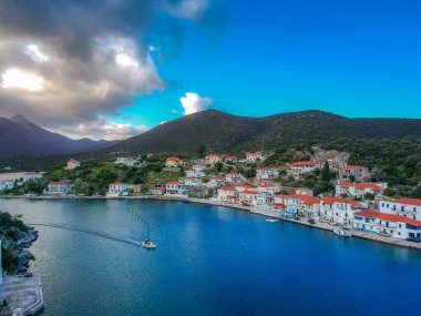 Yunanistan 'ın Laconia kentindeki resim gibi bir balıkçı kasabası olan Ierakas veya Gerakas' ta güzel bir hava manzarası. Köy, bölgenin jeomorfolojisi nedeniyle Yunan doğal fiyortu olarak da bilinir. Moreloponez, Yunanistan