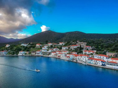 Yunanistan 'ın Laconia kentindeki resim gibi bir balıkçı kasabası olan Ierakas veya Gerakas' ta güzel bir hava manzarası. Köy, bölgenin jeomorfolojisi nedeniyle Yunan doğal fiyortu olarak da bilinir. Moreloponez, Yunanistan