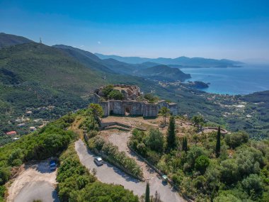 Ünlü Ali Pascha Kalesi 'nin havadan panoramik görüntüsü. Anthousa 'nın yukarısındaki yüksek bir tepede inşa edilen ve tüm Parga Körfezi' ni kapsayan Ali Paşa Kalesi 'nin kalıntıları Yunanistan' ın Parga kentinden 5,5 km uzaklıktadır.
