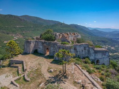 Ünlü Ali Pascha Kalesi 'nin havadan panoramik görüntüsü. Anthousa 'nın yukarısındaki yüksek bir tepede inşa edilen ve tüm Parga Körfezi' ni kapsayan Ali Paşa Kalesi 'nin kalıntıları Yunanistan' ın Parga kentinden 5,5 km uzaklıktadır.